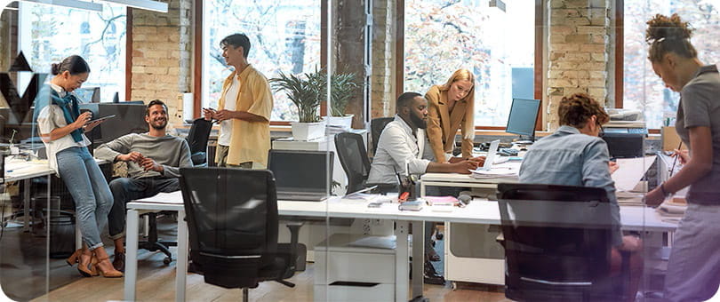 eine Gruppe von Menschen in einem modernen Büro