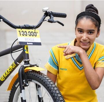 Girl with 100 000th bike from Qhubeka blog image
