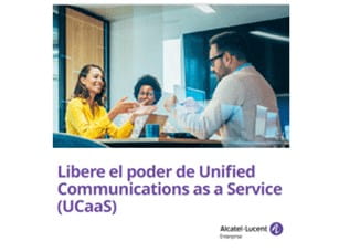 Tres personas en una sala de reuniones.