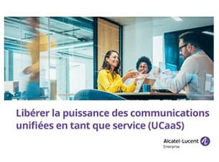 Trois personnes dans une salle de réunion.