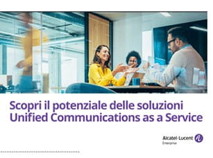 Tre persone in una sala riunioni.