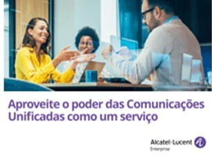 Três pessoas em uma sala de reunião.